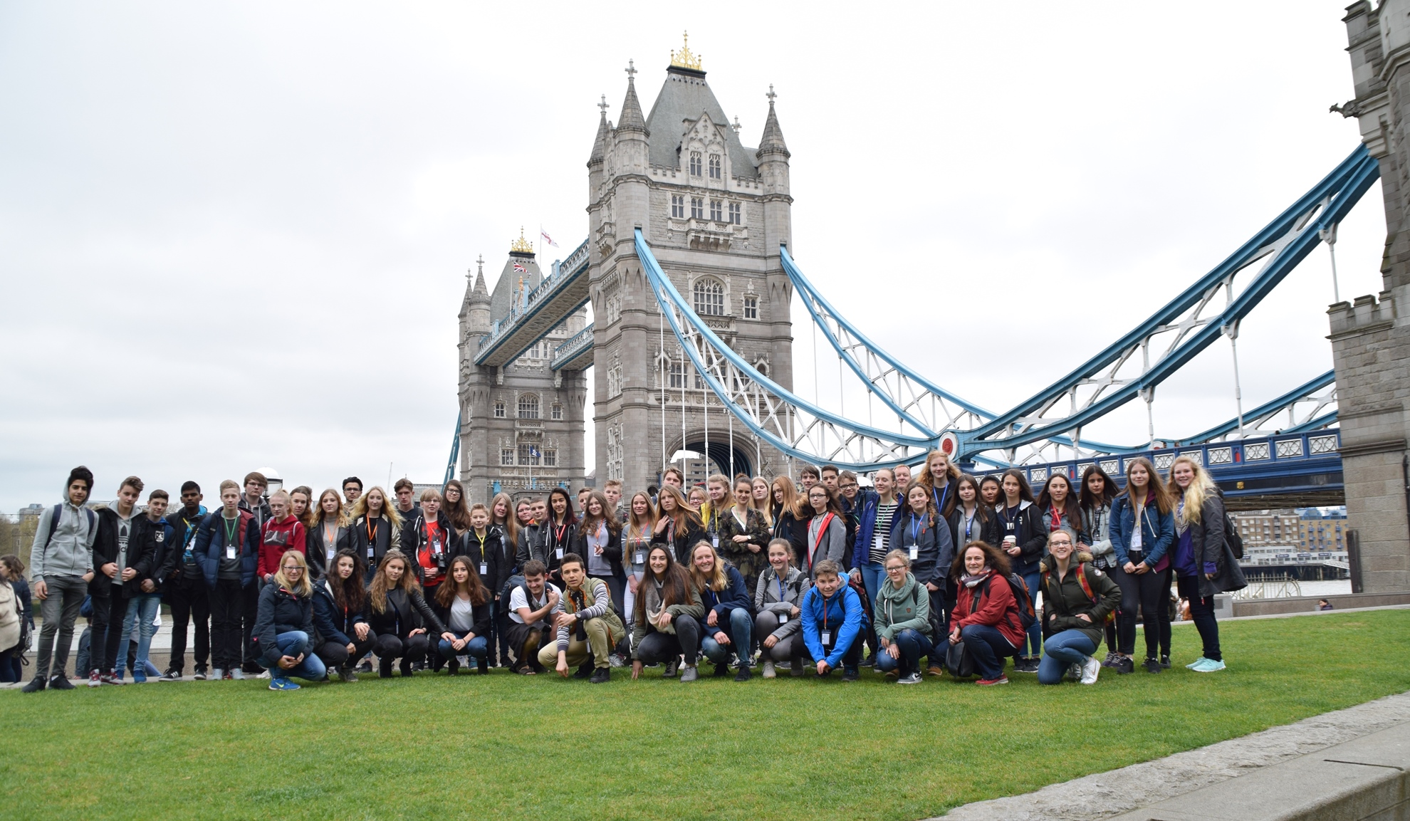 Gruppenfoto vor der Tower Bridge